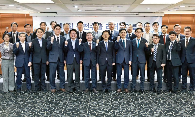 7일 서울 프레스센터에서 열린 '원전수출 리더스포럼' 발족식에서 참석자들이 기념촬영을 하고있다. 산업부 제공.
