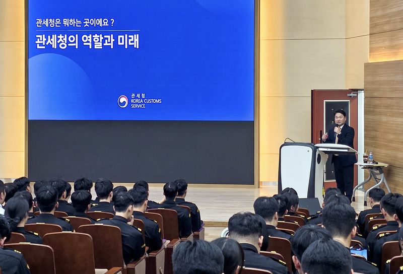 박헌 관세청 차장이 7일 전남광주통합특별시 국립목포해양대에서 예비 해기사를 대상으로 특강을 하고 있다. 관세청 제공