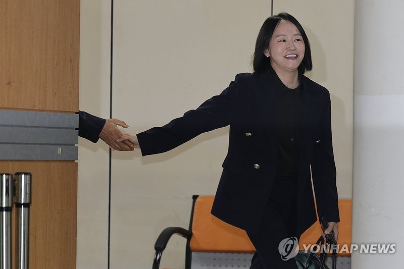 밝은 표정으로 법정 나서는 유정화 변호사 (출처=연합뉴스)