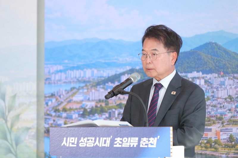 육동한 춘천시장이 7일 민선 9기 취임 100일을 맞아 국립정원소재센터에서 향후 시정 방향에 대해 설명하고 있다. 춘천시 제공