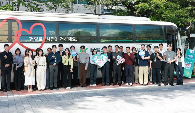 iM뱅크가 창립 59주년을 기념해 7일 대구시 수성구 수성동 본점(주차장)에서 임직원들이 헌혈행사를 실시했다. iM뱅크 제공
