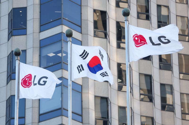 [서울=뉴시스] 김명년 기자 = LG전자가 3분기 잠정 실적을 발표할 예정인 7일 오전 서울 영등포구 여의도 LG트윈타워 모습. 시장에서는 3분기 매출 24조2744억원, 영업이익 1조401억원을 전망하고 있다. 2026.10.07. kmn@newsis.com