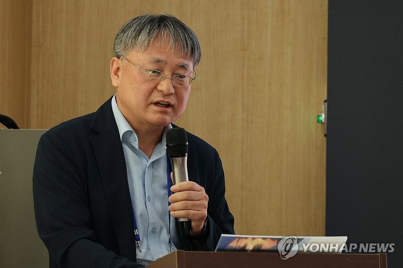 누리호 탑재 위성 설명하는 이상현 한국과학기술원 인공위성연구소 단장 (출처=연합뉴스)