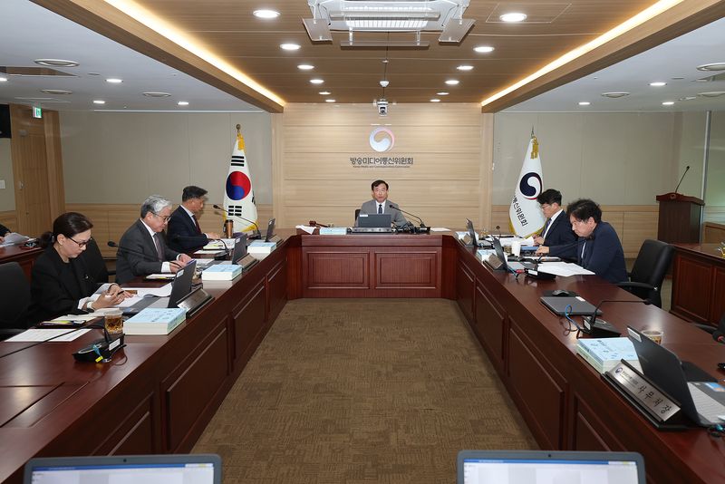 [서울=뉴시스] 윤현성 기자 = 김종철 방송미디어통신위원장(가운데)이 지난달 30일 정부과천청사에서 '2026년 제39차 전체회의'를 진행하고 있다. (사진=방송미디어통신위원회 제공) 2026.09.30. hsyhs@newsis.com