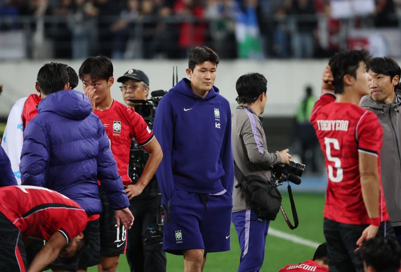 6일 경기 용인시 처인구 용인미르스타디움에서 열린 축구 국가대표 평가전 대한민국과 우즈베키스탄의 경기, 2대0 승리를 거둔 대한민국 선수들과 김민재가 인사를 나누고 있다. 뉴스1