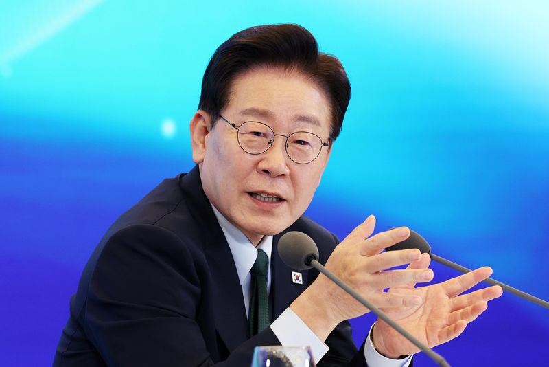 이재명 대통령이 7일 서울 시내 한 회의장에서 열린 한국형 녹색대전환(K-GX) 전략 국민보고회에서 토론을 하고 있다. 뉴시스