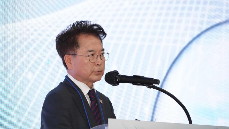 육동한 춘천시장이 7일 민선 9기 출범 100일을 맞아 연 언론브리핑에서 내년 정원산업박람회를 춘천에 유치했다고 공식 발표했다. 춘천시 제공