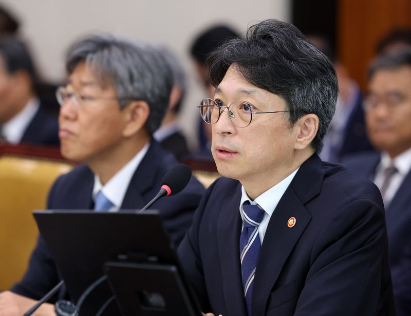 홍지선 국토교통부 장관이 7일 서울 여의도 국회에서 열린 국토교통위원회 국정감사(국토교통부 등)에서 의원 질의에 답변하고 있다. 사진=뉴시스