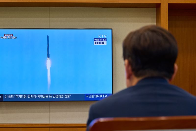 이재명 대통령이 7일 청와대에서 한국형 발사체 누리호 5차 발사 중계 화면을 보고 있다. 청와대 제공
