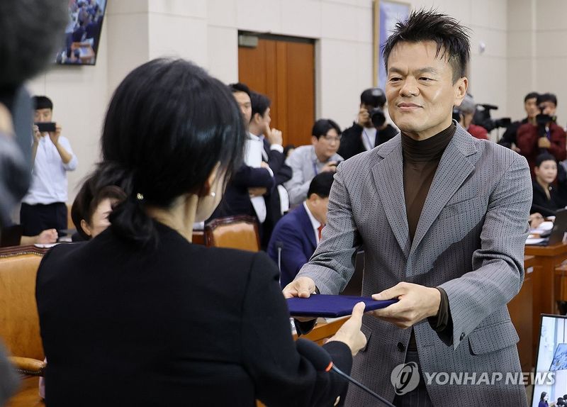 국정감사 선서문 제출하는 박진영 (출처=연합뉴스)