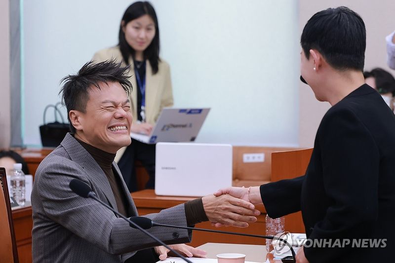 국정감사에서 만난 가요계 선후배 (출처=연합뉴스)