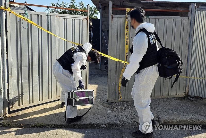 '나주 피살 사건' 현장 감식하는 경찰 (출처=연합뉴스)