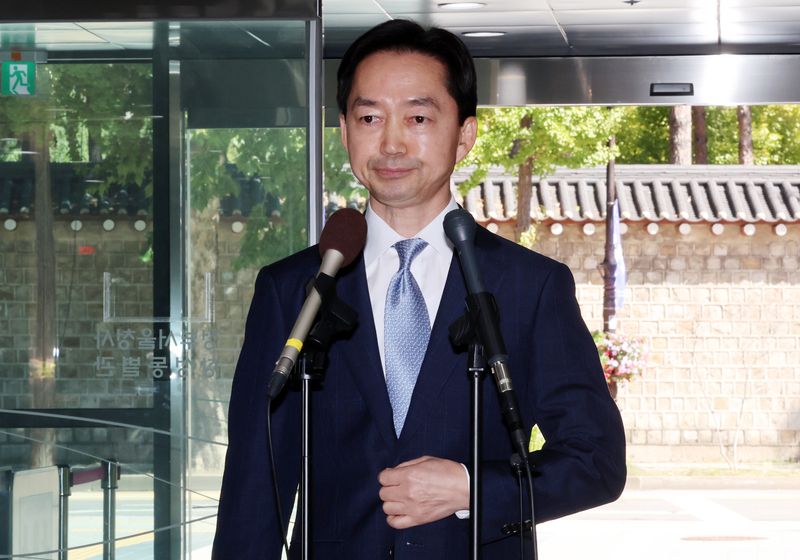 김지용 초대 중대범죄수사청장 후보자가 지난 2일 서울 종로구 정부서울청사 창성동 별관에서 도어스테핑을 하기 위해 들어서고 있다. 뉴시스