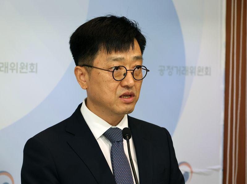 공정거래위원회 오종록 카르텔조사국장이 7일 정부세종청사에서 SK에너지와 현대오일뱅크의 담합 사건에 대한 심의절차 개시 브리핑을 하고 있다. 뉴시스