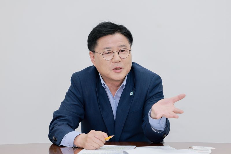 한대희 경기 군포시장이 파이낸셜뉴스와의 인터뷰를 통해 지난 40여년간 빼앗긴 '도시 주도권 회복'에 대한 입장을 설명하고 있다. 군포시 제공