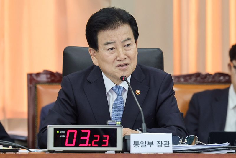 정동영 통일부 장관이 7일 서울 종로구 남북회담본부에서 열린 국회 외교통일위원회 국정감사에서 의원들의 질의에 답변하고 있다. 연합뉴스