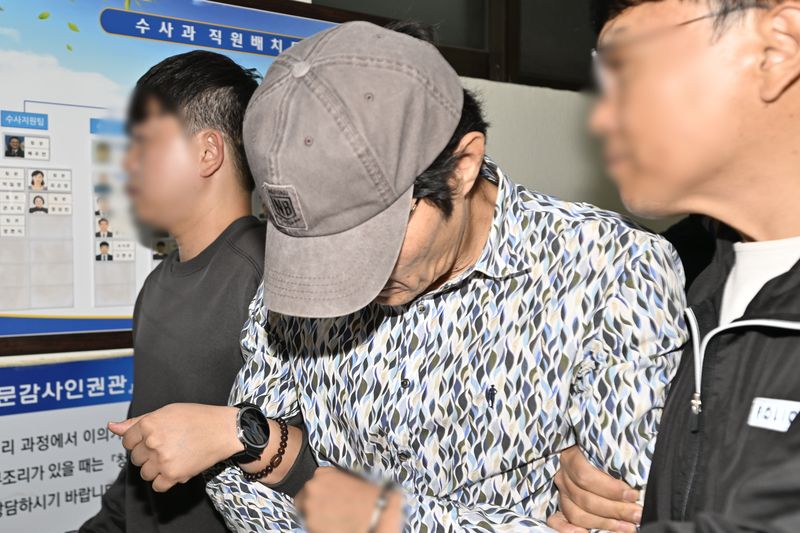 전남광주 나주 부부 강도살인사건 피의자 50대 A씨(가운데)가 7일 오후 광주 동부경찰서 유치장으로 압송되고 있다. /사진=뉴시스
