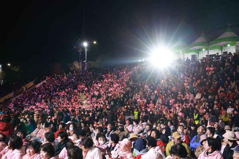 제22회 횡성한우축제가 7일 개막식을 시작으로 본격적인 축제가 시작된 가운데 지역주민과 관광객들이 메인무대 무료 공연을 즐기고 있다. 횡성군 제공