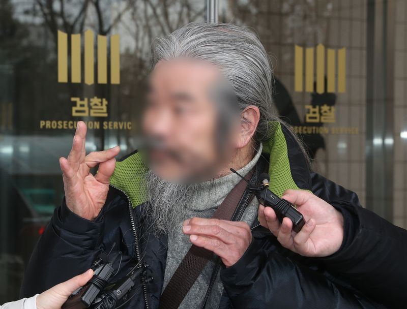 전자장치 부착 등에 관한 법률 위반 혐의로 불구속 기소됐던 아동성범죄자 조두순이 지난 2024년 3월 11일 오전 경기 안산시 단원구 수원지방검찰청 안산지청에서 첫 공판을 마친 뒤 취재진의 질문에 답하고 있다. 2024.3.11 ⓒ 뉴스1 김영운 기자