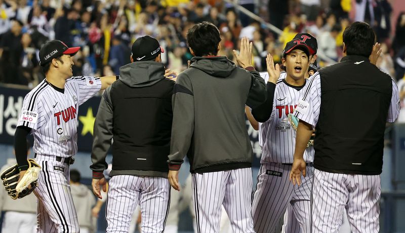 7일 오후 서울 송파구 잠실야구장에서 열린 프로야구 '2026 신한은행 SOL KBO리그' 두산 베어스와 LG 트윈스의 경기, 7대5로 승리한 LG 선수들이 기쁨을 나누고 있다. /사진=뉴스1