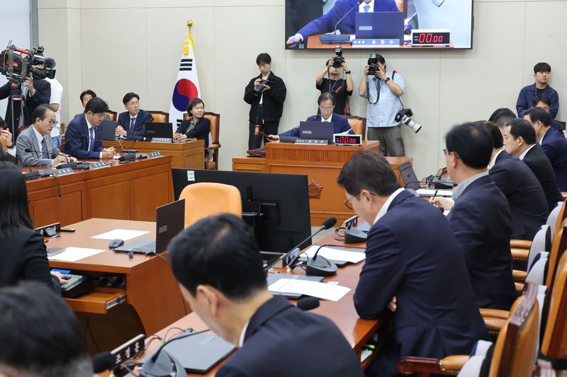 유동수 위원장이 1일 서울 여의도 국회에서 열린 정무위원회 전체회의에서 의사봉을 두드리고 있다. 2026.10.1 ⓒ 뉴스1 신웅수 기자