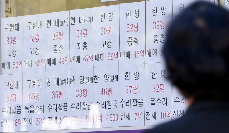 7일 서울 시내 한 공인중개사무소에 아파트 전세 매물 안내문이 붙어져 있다. 2026.10.7 ⓒ 뉴스1 김성진 기자