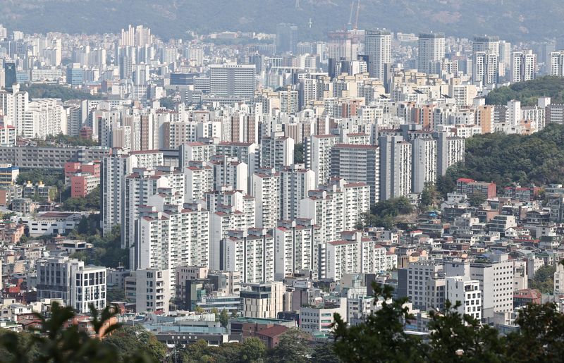 5일 국토교통부 실거래가 공개시스템에 신고된 서울 아파트 매매자료에 따르면 8·3 세제개편안 발표 이후 체결된 계약의 약 79%가 15억원 이하 거래인 것으로 나타났다. 6억원 이하 거래 비중은 25.0%, 6억원 초과~9억원 이하는 27.6%로 높아진 반면 25억원 초과는 5.8%로 낮아졌다. 사진은 이날 남산에서 바라본 서울 시내 아파트 단지 모습. 2026.10.5 ⓒ 뉴스1 이종수 기자