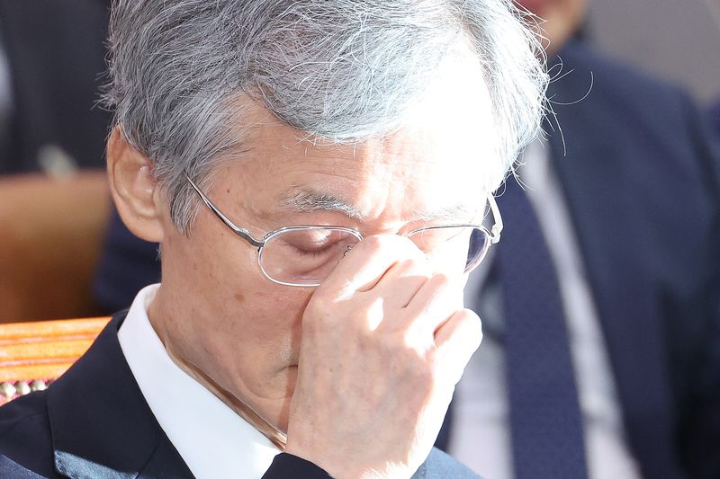 조희대 대법원장이 지난 6일 서울 여의도 국회에서 열린 법제사법위원회의 대법원 등에 대한 국정감사에서 안경을 고쳐 쓰고 있다. 2026.10.6 ⓒ 뉴스1 신웅수 기자