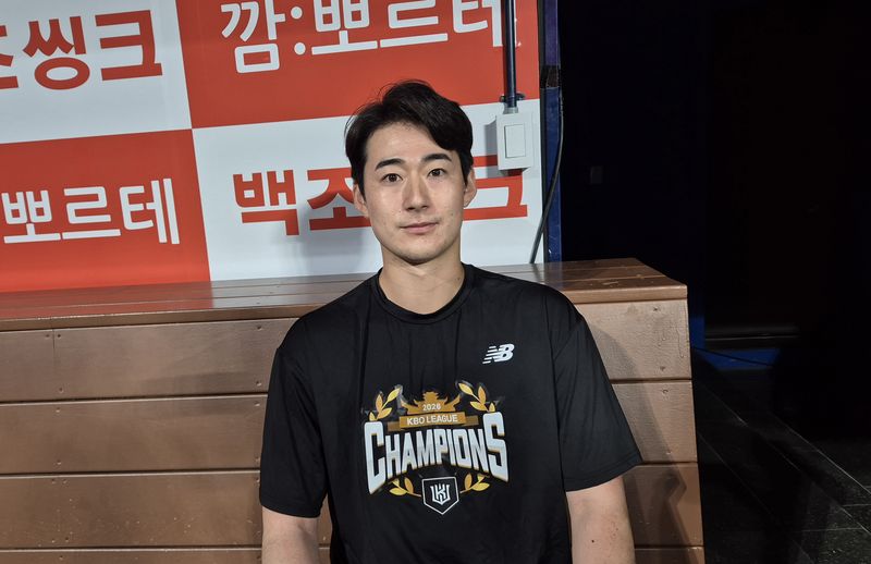 [서울=뉴시스] 문채현 기자 = 프로야구 KT 위즈 스기모토 코우키가 6일 서울 고척스카이돔에서 열린 2026 신한 쏠 KBO리그 키움 히어로즈와의 경기에 앞서 취재진과 인터뷰를 하고 있다. 2026.10.06. dal@newsis.com *재판매 및 DB 금지