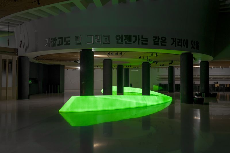 리움미술관 로비에 설치된 구정아의 '그라비타'(2025). 인광 안료를 칠한 곡면의 스케이트파크 조각이 어둠 속에서 빛을 발한다. 리움미술관 제공
