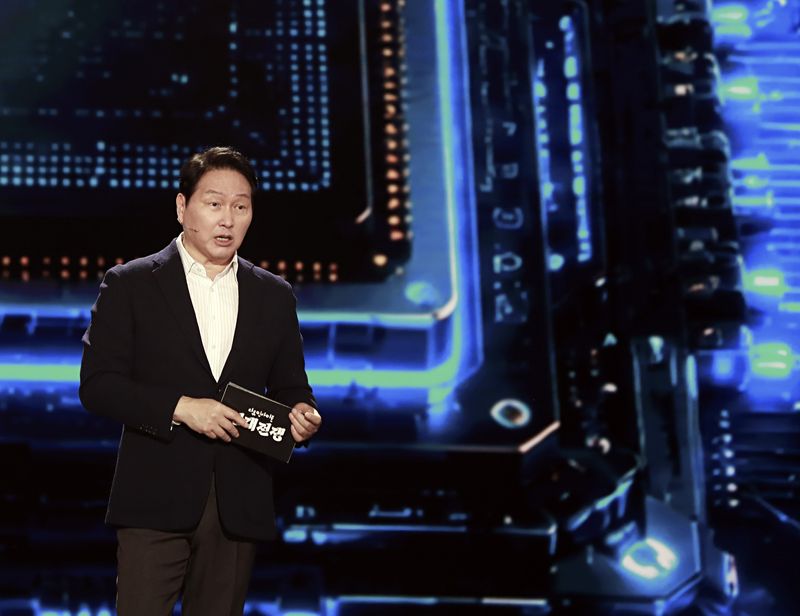 최태원 SK그룹 회장 겸 대한상공회의소 회장이 한 방송에서 질문에 답을 하고 있다. SK 제공