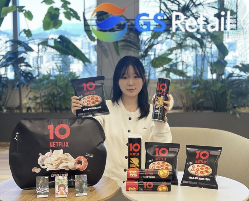 모델이 GS25가 넷플릭스 한국 진출 10주년을 맞아 기획한 협업 상품을 선보이고 있다. GS25 제공