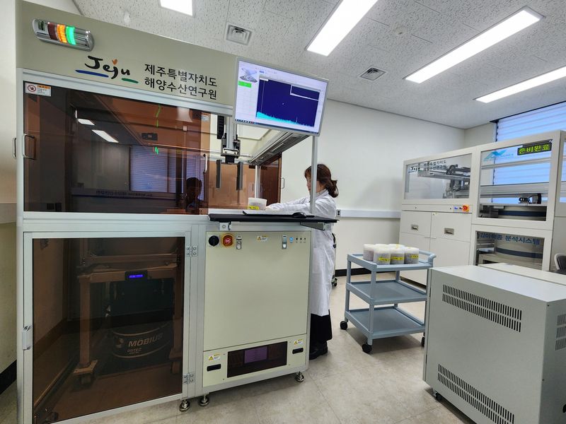 제주도 해양수산연구원 연구원이 감마핵종 분석시스템으로 시료를 분석하고 있다. 감마핵종 분석은 방사성 세슘 등 인공 방사성 핵종의 검출 여부를 확인하는 데 활용된다. 사진=제주도 해양수산연구원