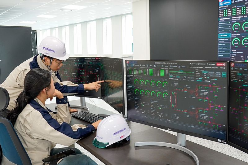 효성중공업 직원들이 HVDC 제어기 성능 검증 시험을 하는 모습. 사진=연합뉴스