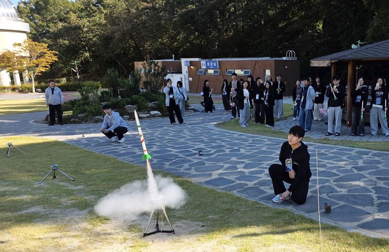 지난 6일 전남광주 보성군 청소년수련원에서 열린 제4회 우주항공청 스페이스 캠프에 참가한 학생들이 직접 만든 모형 로켓을 발사하고 있는 모습. 우주항공청 제공