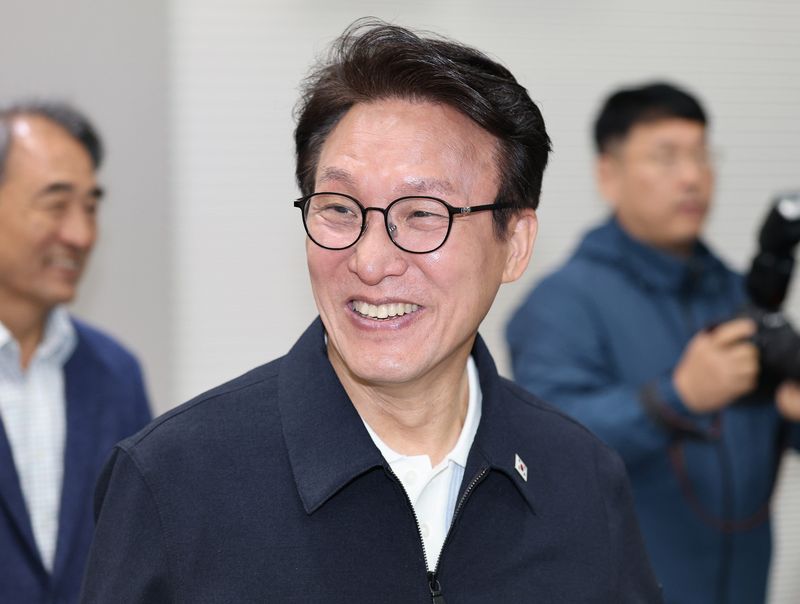 김민석 더불어민주당 대표가 8일 경기도 안성시 미양면 행정복지센터에서 열린 수확철 농업인 간담회에 참석하고 있다. 뉴시스