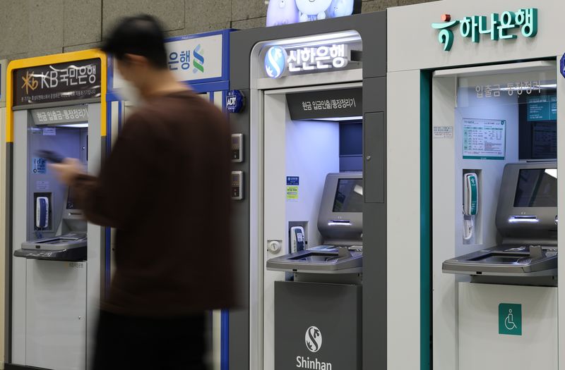 서울 시내 한 건물에 설치된 시중 은행 현금 자동 입출금기(ATM) 모습. 뉴시스