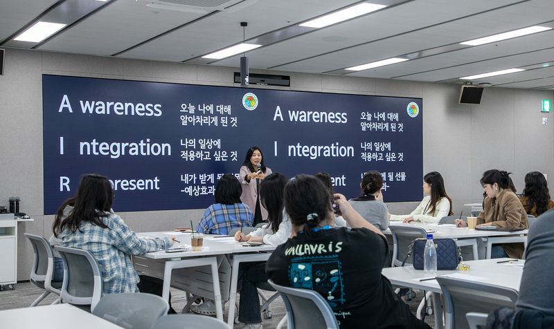 지난 6일 서울 광진구 쿠팡 본사에서 조은이 더 프레젠트 마음연구소 소장이 쿠팡 임직원을 대상으로 '그림으로 만나는 나의 마음' 워크숍을 진행하고 있다. 쿠팡 제공