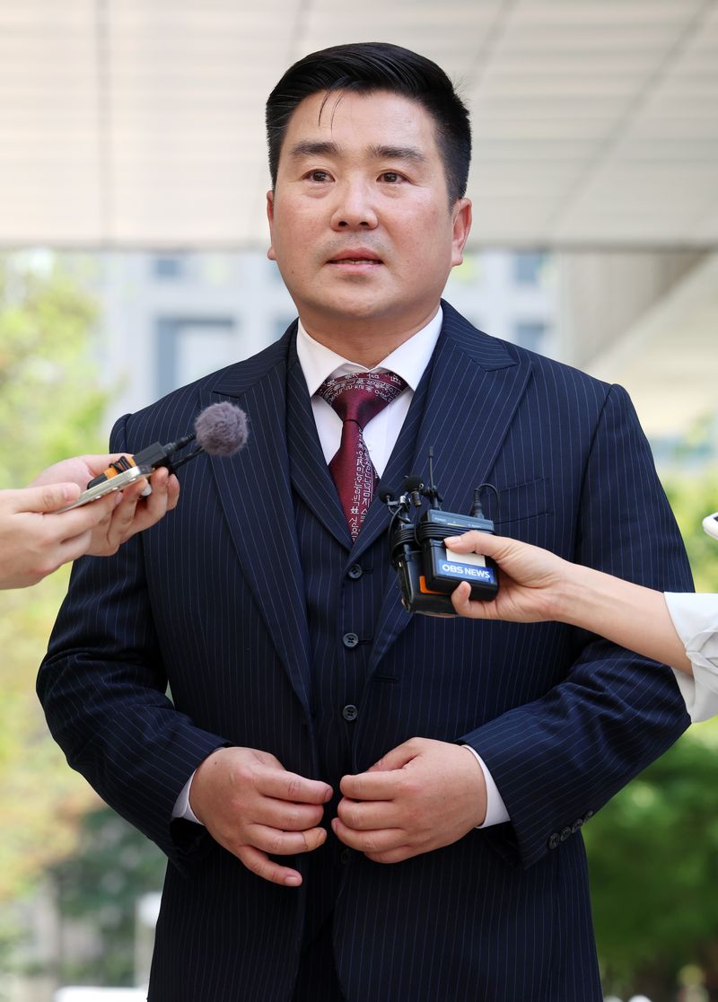 [서울=뉴시스] 이영환 기자 = 12·3 비상계엄 당시 병력을 이끌고 국회 진입을 지휘한 혐의로 1심에서 징역 12년을 선고받은 김현태 전 육군 특수전사령부 707특수임무단장(대령)이 불구속 상태에서 항소심 재판을 받게 해달라고 법원에 요청했다. 내란중요임무종사 등 혐의로 재판에 넘겨진 김현태 전 육군 특수전사령부 707특수임무단장이 지난 8월 27일 오후 서울 서초구 서울중앙지법에서 열린 선고 공판에 출석하며 취재진의 질문에 답하고 있다. 2026.10.08. 20hwan@newsis.com