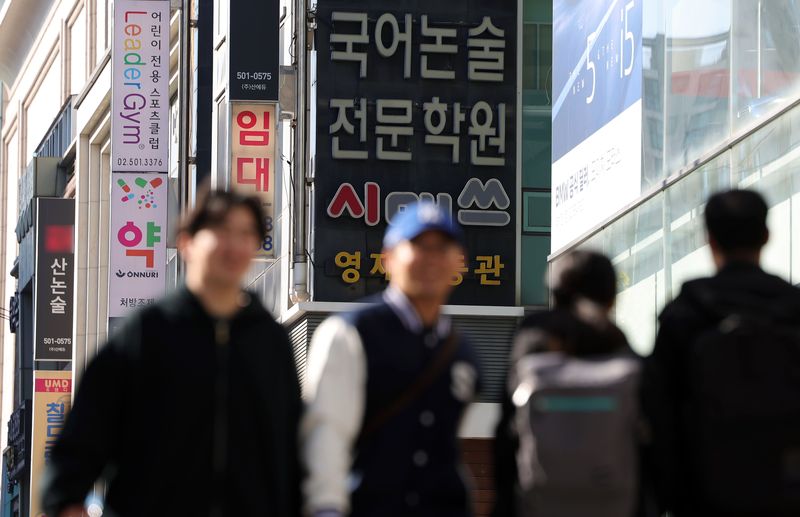 [서울=뉴시스] 홍효식 기자 = 2026학년도 대학수학능력시험이 끝나고 본격적인 논술 고사 시행을 앞둔 14일 서울 강남구 대치동 학원가에 논술학원이 보이고 있다. 2025.11.14. yesphoto@newsis.com