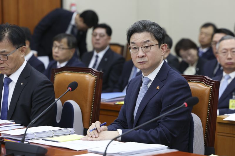 이억원 금융위원장이 8일 서울 여의도 국회에서 열린 정무위원회 국정감사에 참석해 있다. 뉴시스