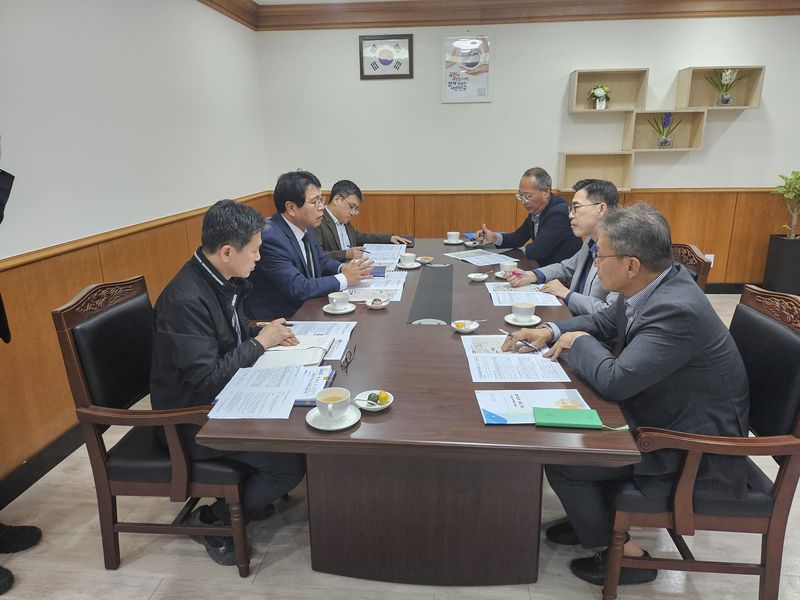 최원용 경기 평택시장이 경기도 교통국장을 직접 만나 대중교통 현안을 건의했다. 평택시 제공