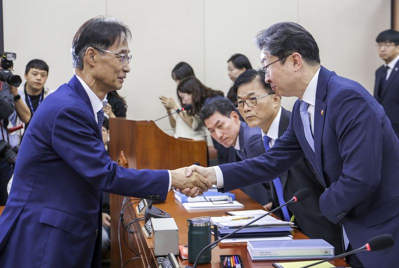 이억원 금융위원장이 8일 서울 여의도 국회에서 열린 국회 정무위원회의 금융위원회 등에 대한 국정감사에서 유동수 위원장과 인사를 하고 있다. 뉴시스화상