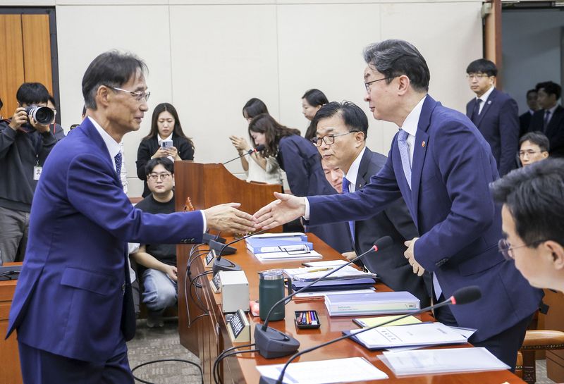 이억원 금융위원장(오른쪽)이 8일 서울 여의도 국회에서 열린 국회 정무위원회의 금융위원회 등에 대한 국정감사에서 유동수 위원장과 인사를 하고 있다. 사진=뉴시스