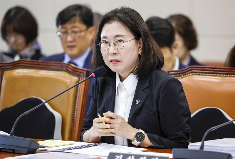 이미선 기상청장이 8일 서울 여의도 국회에서 열린 국회 기후환경노동위원회의 기상청에 대한 국정감사에서 질문에 답하고 있다. 뉴시스