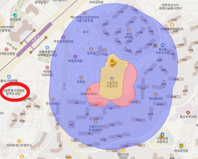 서울마포초등학교 교육환경보호구역 현황. 파란색은 상대보호구역, 붉은색은 절대보호구역을 나타낸다. 경찰에 적발된 A마사지업소는 학교 경계에서 200m 이내인 상대보호구역에 위치해 있다. 지도의 9시 방향에는 서울경찰청 광역수사단 건물이 위치해있다. 교육환경정보시스템