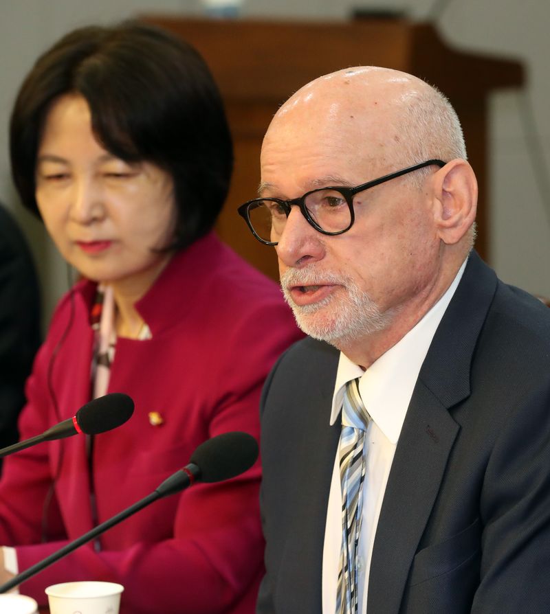 【서울=뉴시스】박영태 기자 = 19일 오전 서울 영등포구 여의도 국회 의원회관에서 열린 한국외교안보포럼-조엘 위트 초청 조찬 간담회에서 조엘 위트 38North 대표가 주제 발표를 하고 있다. 2019.02.19.since1999@newsis.com
