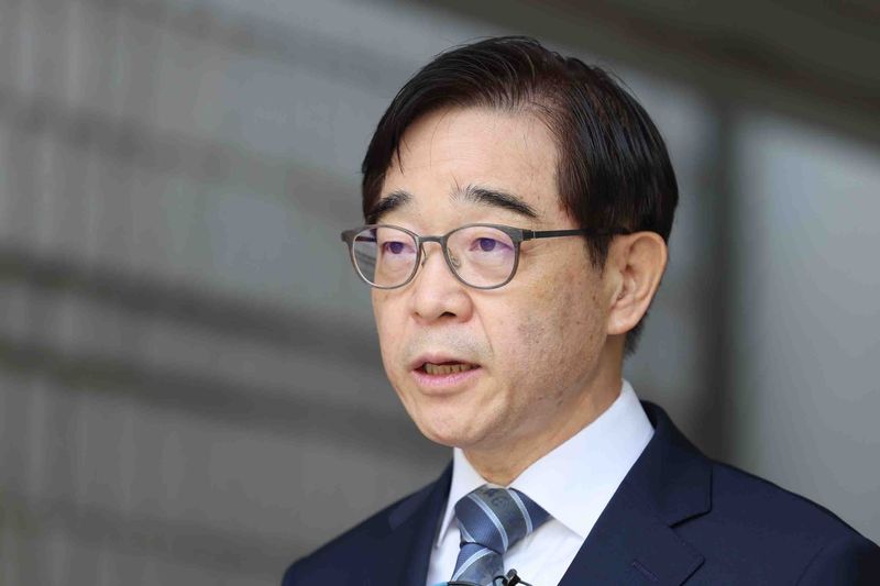 [서울=뉴시스] 권창회 기자 = 화천대유자산관리(화천대유)에서 고문으로 재직하며 등록 없이 변호사 활동을 한 혐의로 1심에서 공소기각 판결을 받은 권순일(67·사법연수원 14기) 전 대법관의 항소심이 내달 11일 시작된다. 사진은 권 전 대법관이 지난 6월 11일 서울 서초구 서울중앙지법에서 열린 선고 공판을 마친 뒤 발언하는 모습. 2026.10.08. kch0523@newsis.com