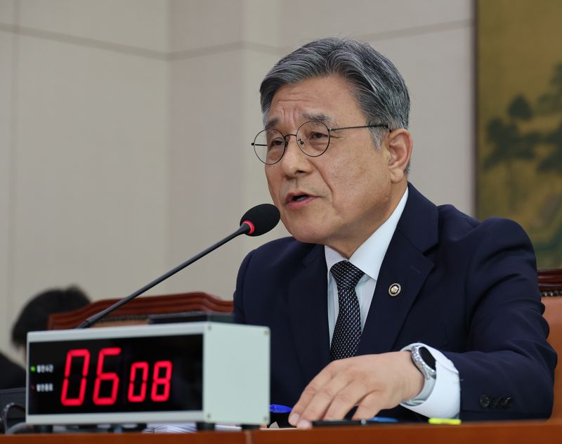 [서울=뉴시스] 김금보 기자 = 허민 국가유산청장이 16일 서울 여의도 국회에서 열린 문화체육관광위원회 국정감사에서 의원질의에 답하고 있다. 2025.10.16. kgb@newsis.com