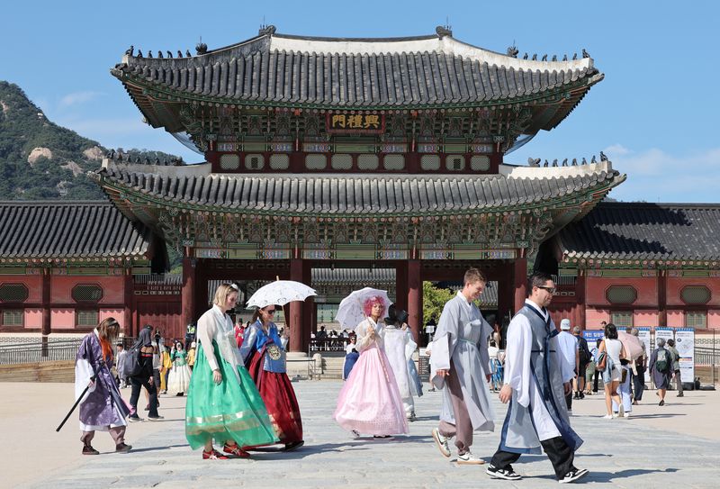 서울 경복궁을 찾은 외국인 관광객들의 모습. 뉴시스